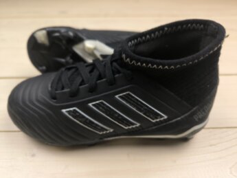 Бутси Adidas Predator, розмір 28 (устілка 17,5 см) стан СУПЕР
