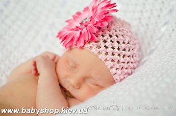 Ажурная шапочка-сеточка с цветком